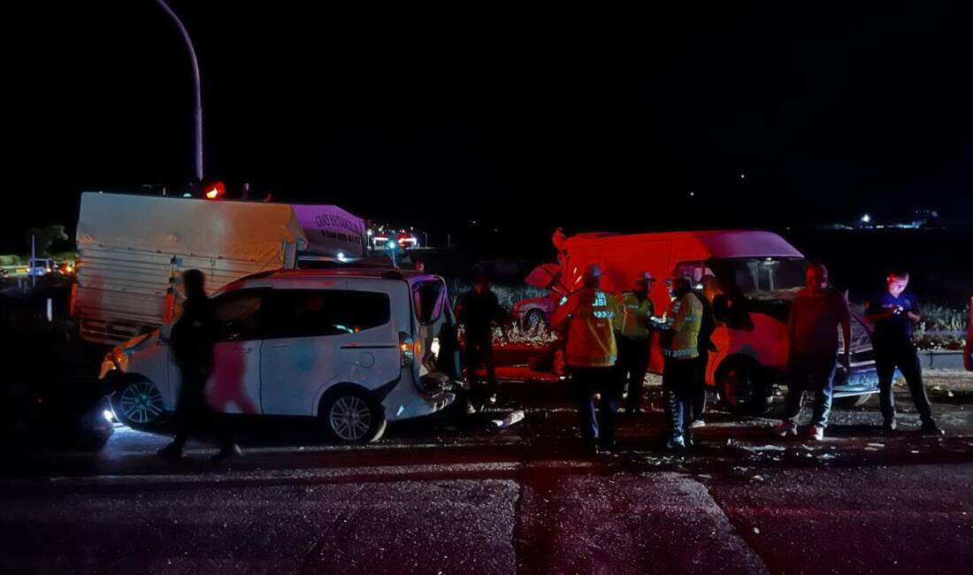 Niğde'de 3 aracın çarpışması sonucu 1'i ağır 10 kişi yaralandı.