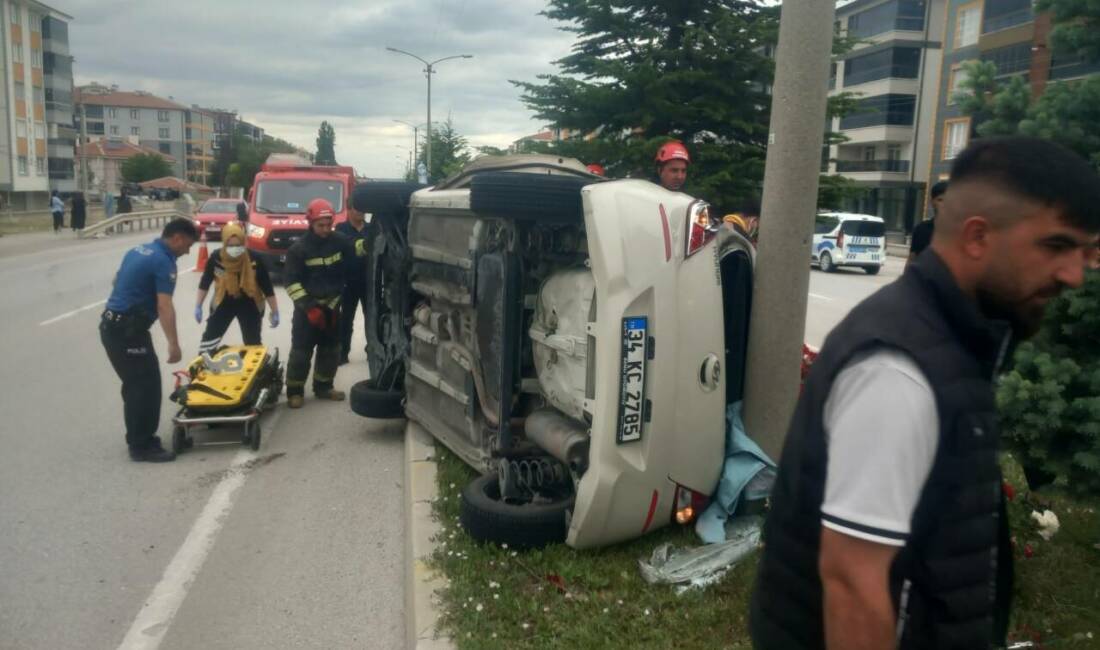 Devrilen araçta sıkışan sürücü itfaiye ekiplerince kurtarıldı Konya'nın Kulu ilçesinde refüje devrilen otomobilin sürücüsü yaralandı.