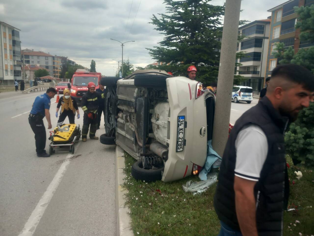 Konya'nın Kulu ilçesinde refüje devrilen otomobilin sürücüsü yaralandı.