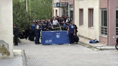 Niğde'de bir apartmanın 10. katından düşen genç hayatını kaybetti.