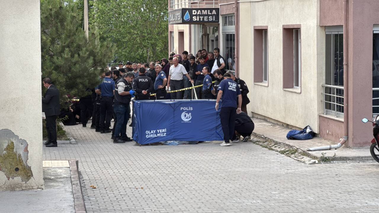 Niğde'de bir apartmanın 10. katından düşen genç hayatını kaybetti.