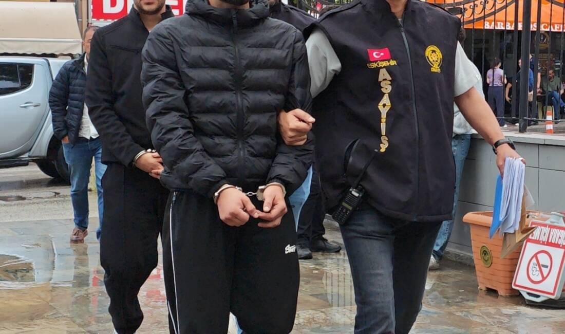 1 kişinin yaralandığı silahlı kavgayla ilgili 2 zanlı tutuklandı Eskişehir’in Odunpazarı ilçesinde dün 1 kişinin yaralandığı silahlı kavgayla ilgili