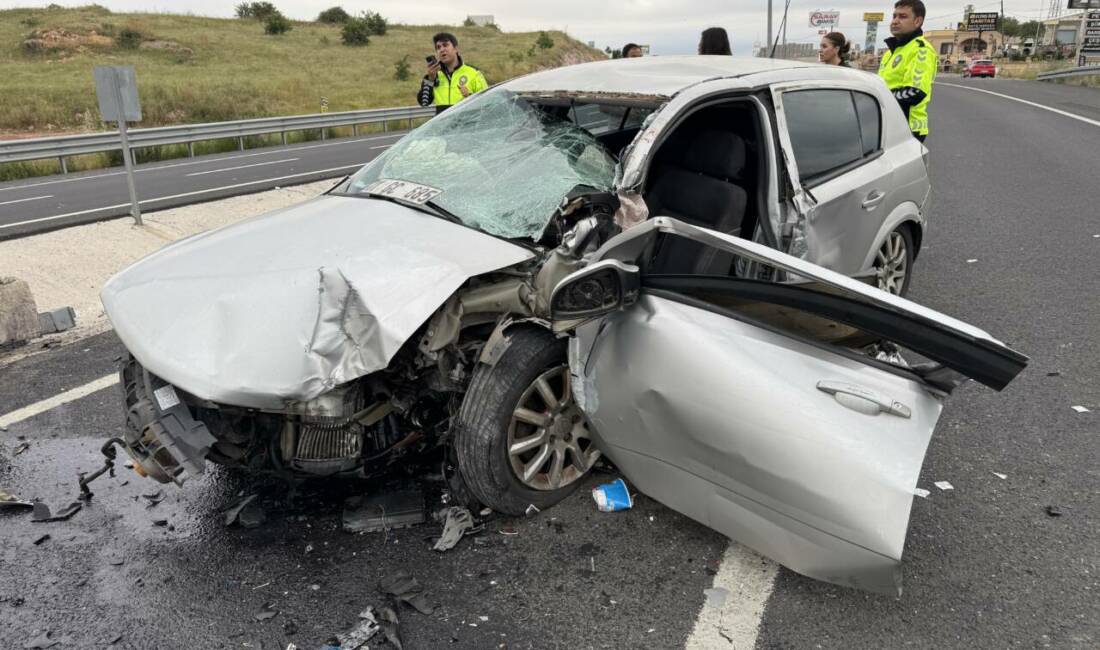 Aydınlatma direğine çarpan otomobildeki çocuk öldü, 3 kişi yaralandı Nevşehir'de refüjdeki aydınlatma direğine çarpan otomobildeki çocuk hayatını kaybetti, aynı