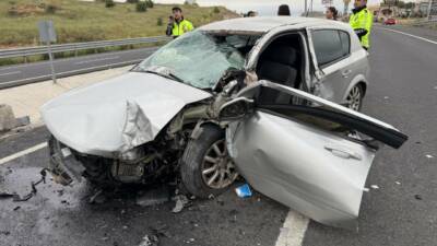 Nevşehir'de refüjdeki aydınlatma direğine çarpan otomobildeki çocuk hayatını kaybetti, aynı