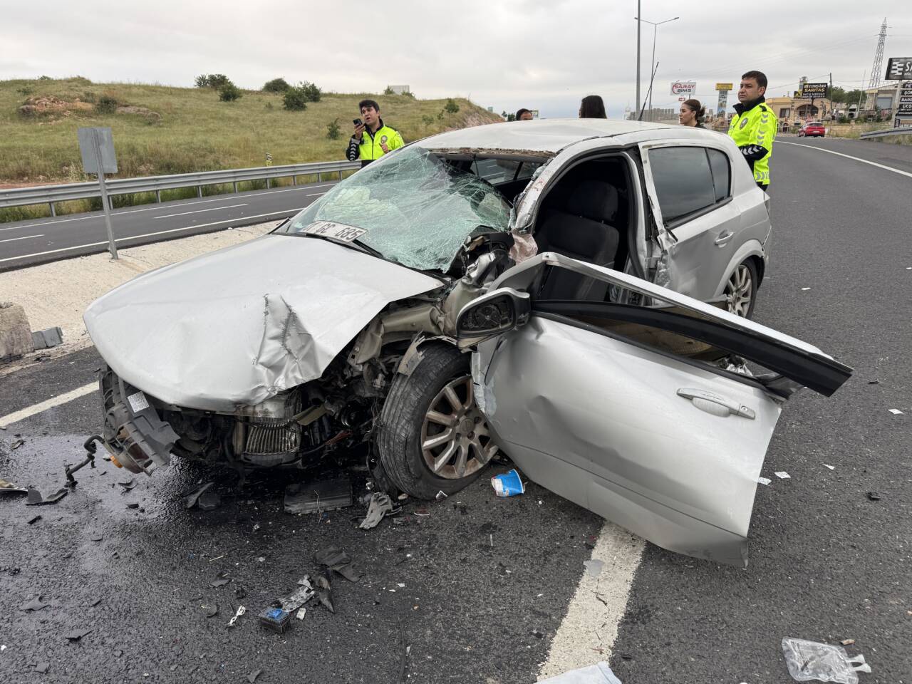 Nevşehir'de refüjdeki aydınlatma direğine çarpan otomobildeki çocuk hayatını kaybetti, aynı