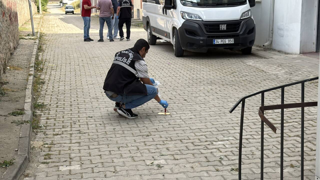 Eskişehir’in Odunpazarı ilçesinde husumetli kişiler arasında çıkan tartışmada 1 kişi