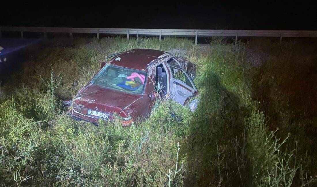 Şarampole devrilen otomobildeki 3 kişi yaralandı Ankara - Konya kara yolunda şarampole devrilen otomobildeki 3 kişi