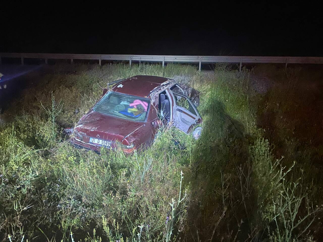 Ankara - Konya kara yolunda şarampole devrilen otomobildeki 3 kişi
