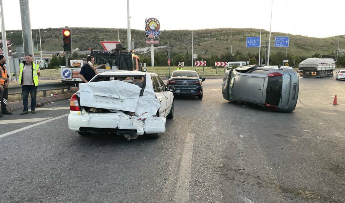 4 aracın karıştığı zincirleme trafik kazasında 4 kişi yaralandı Kayseri'nin Kocasinan ilçesinde 4 aracın karıştığı zincirleme trafik kazasında 4