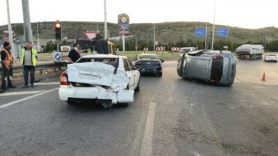 Kayseri'nin Kocasinan ilçesinde 4 aracın karıştığı zincirleme trafik kazasında 4