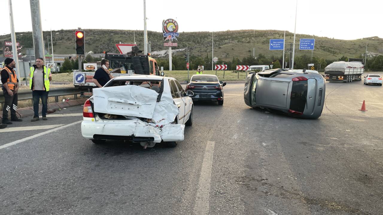 Kayseri'nin Kocasinan ilçesinde 4 aracın karıştığı zincirleme trafik kazasında 4