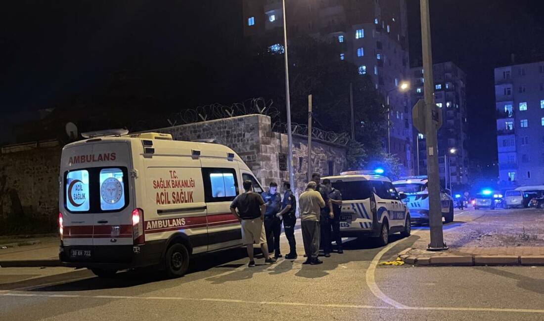 Satırlı kavgada 3 kişi yaralandı Kayseri'nin Melikgazi ilçesinde çıkan satırlı kavgada 3 kişi yaralandı.