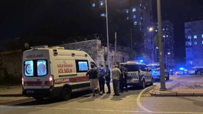 Kayseri'nin Melikgazi ilçesinde çıkan satırlı kavgada 3 kişi yaralandı.