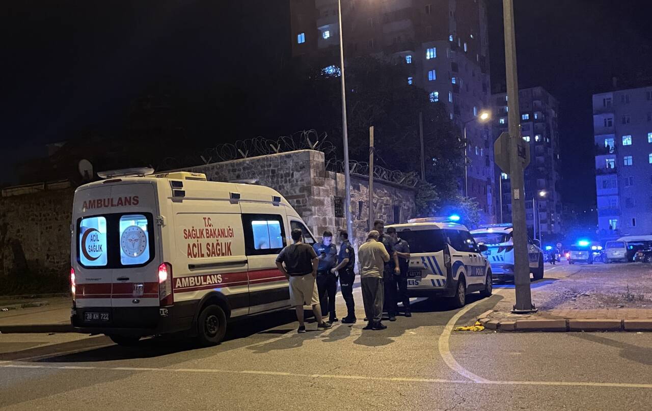 Kayseri'nin Melikgazi ilçesinde çıkan satırlı kavgada 3 kişi yaralandı.