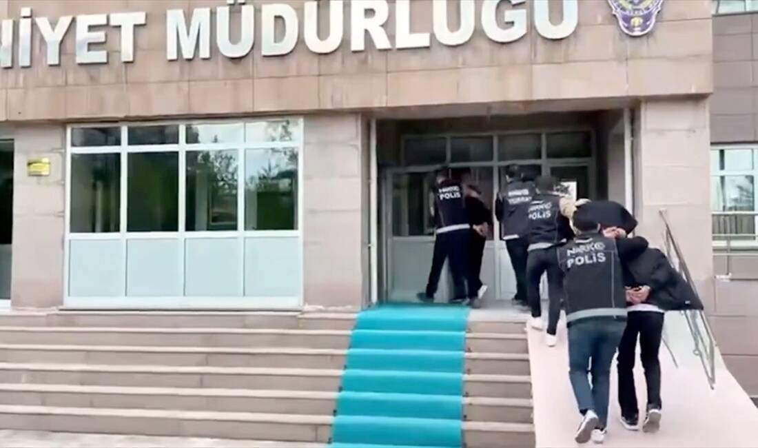 76 ilde operasyon; 976 kişi tutuklandı Uyuşturucu satıcılarına yönelik operasyonlarda yakalanan 1926 şüpheliden 976'sı tutuklandı