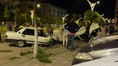 Yozgat'ın Yerköy ilçesinde, 4 otomobilin karıştığı trafik kazasında yaralanan 3
