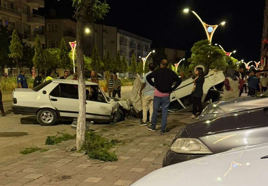 Yozgat'ın Yerköy ilçesinde, 4 otomobilin karıştığı trafik kazasında yaralanan 3