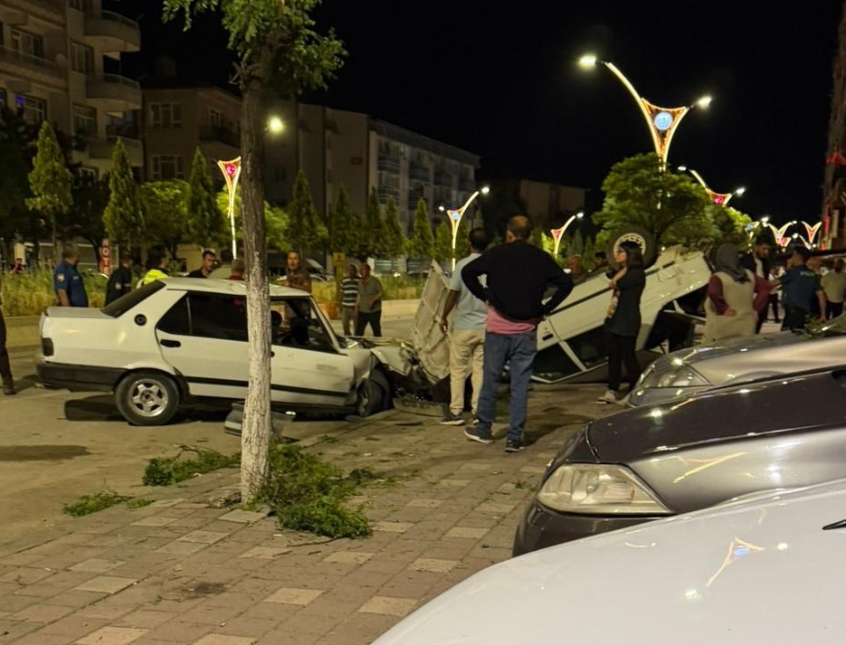 Yozgat'ın Yerköy ilçesinde, 4 otomobilin karıştığı trafik kazasında yaralanan 3