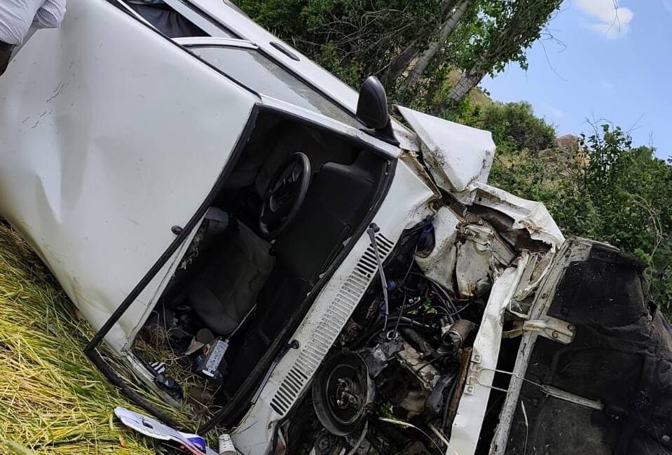 Devrilen otomobildeki 2 kişi yaralandı Yozgat'ın Sorgun ilçesinde otomobilin devrilmesi sonucu yaralanan 2 kişi hastaneye