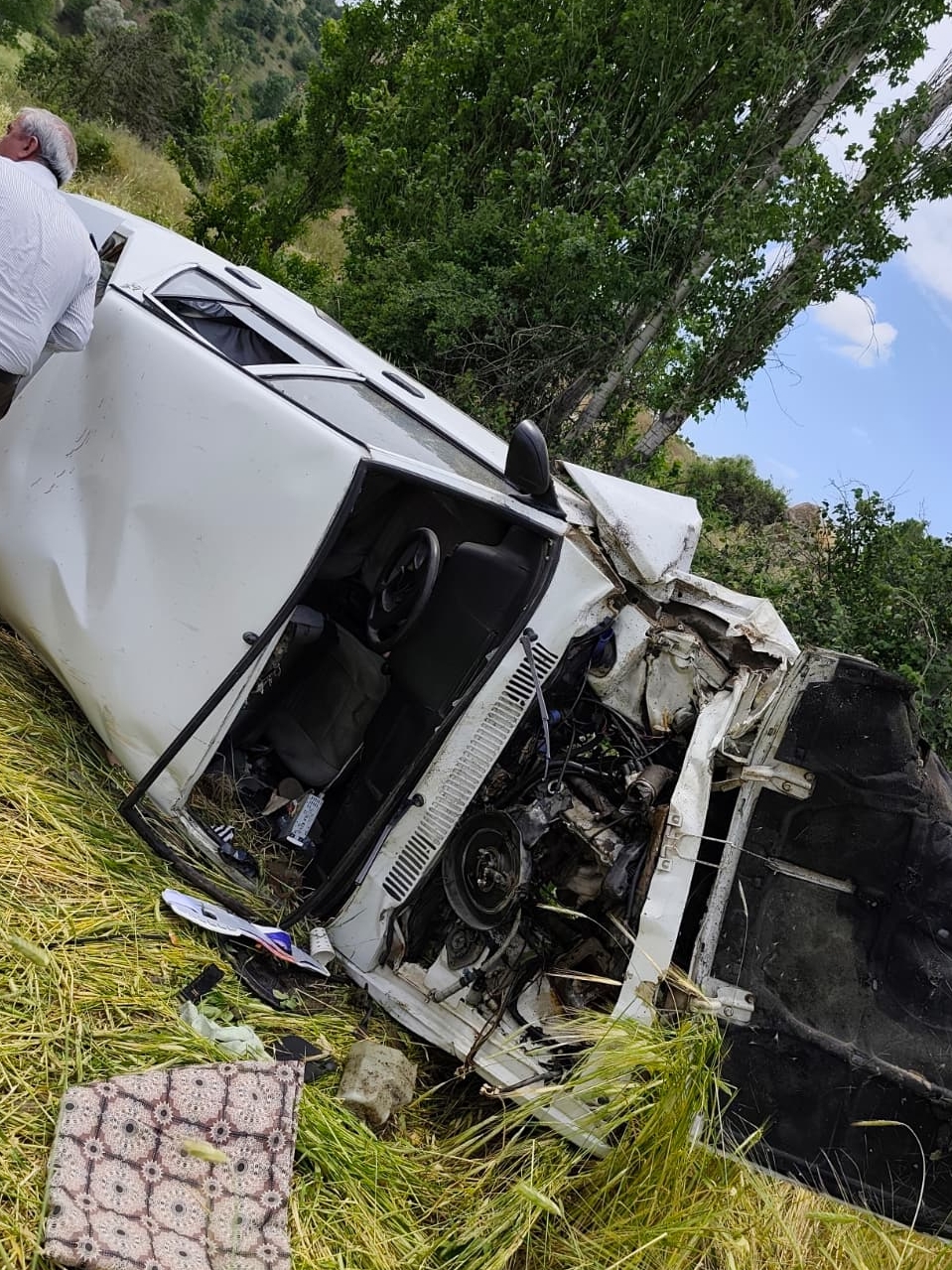 Yozgat'ın Sorgun ilçesinde otomobilin devrilmesi sonucu yaralanan 2 kişi hastaneye