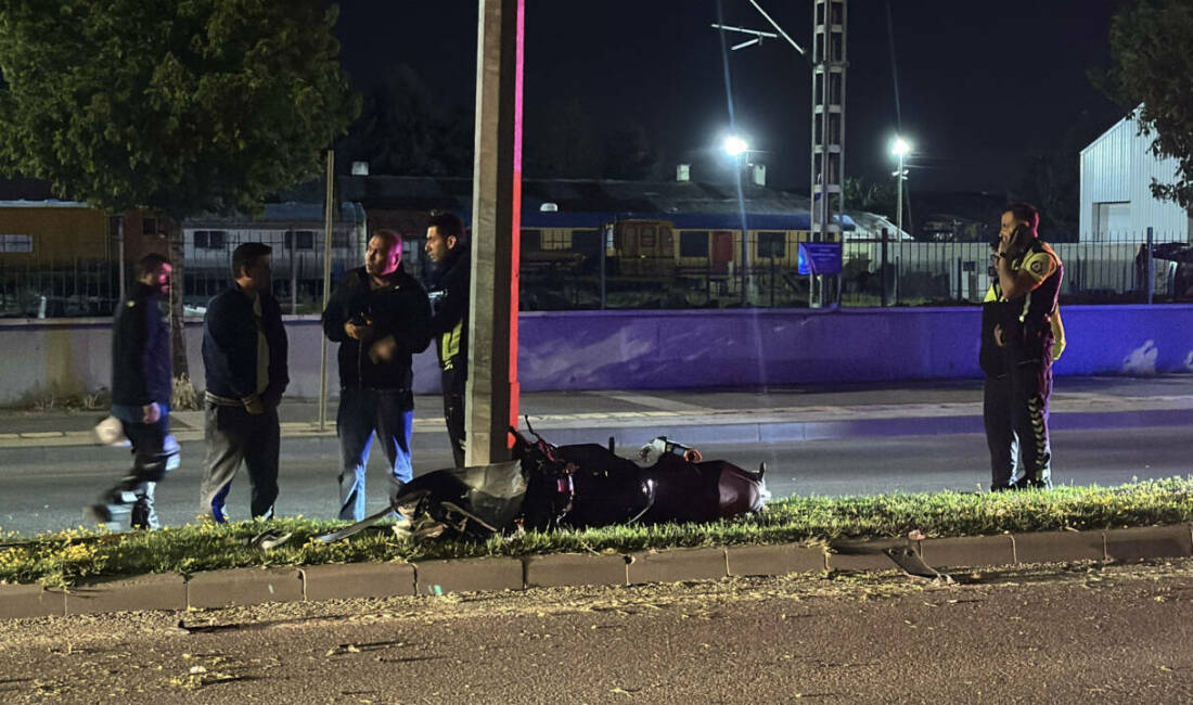 Sivas'ta motosikletin aydınlatma direğine çarpması sonucu 2 kişi ağır yaralandı.