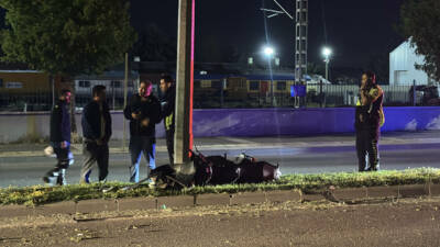 Sivas'ta motosikletin aydınlatma direğine çarpması sonucu 2 kişi ağır yaralandı.