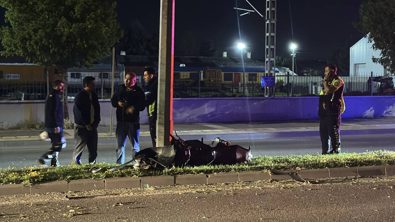 Sivas'ta motosikletin aydınlatma direğine çarpması sonucu 2 kişi ağır yaralandı.