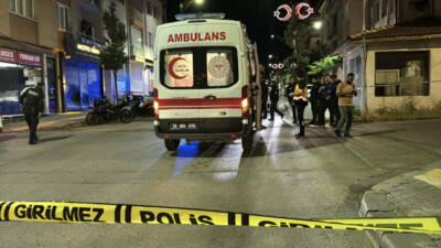 Sivas'ta iki grup arasında çıkan bıçaklı kavgada 4 kişi yaralandı.
