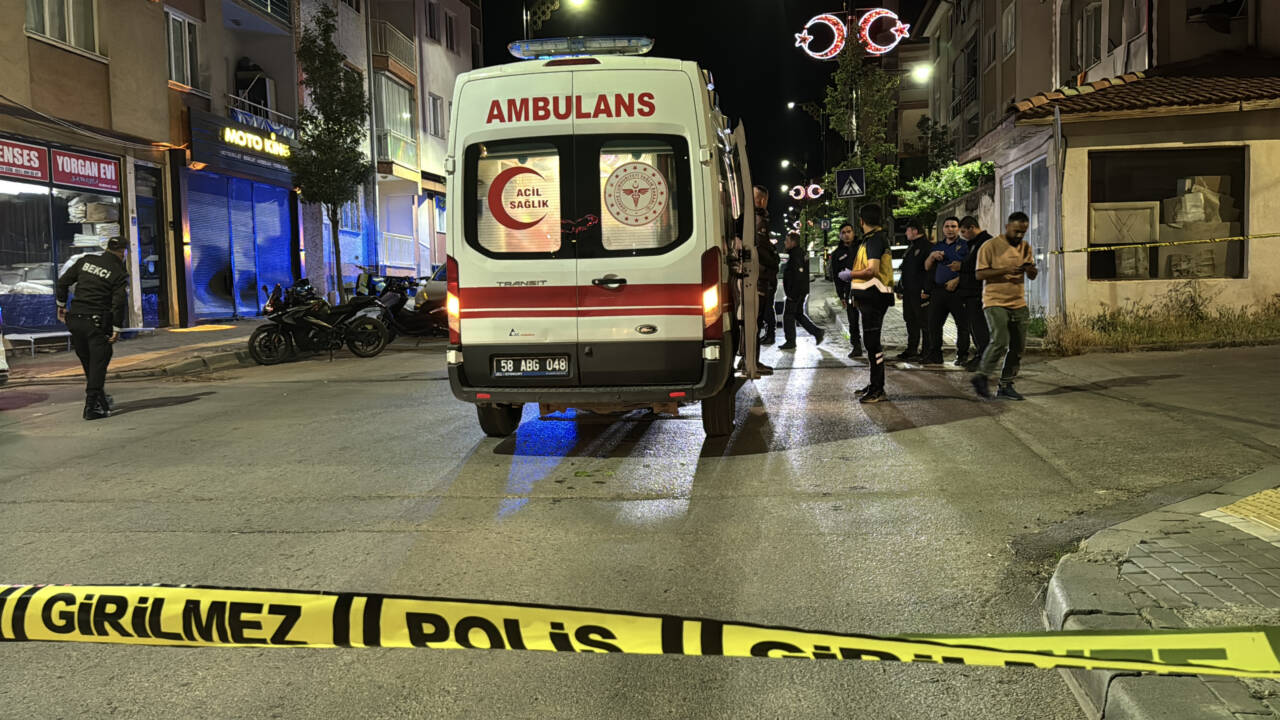 Sivas'ta iki grup arasında çıkan bıçaklı kavgada 4 kişi yaralandı.