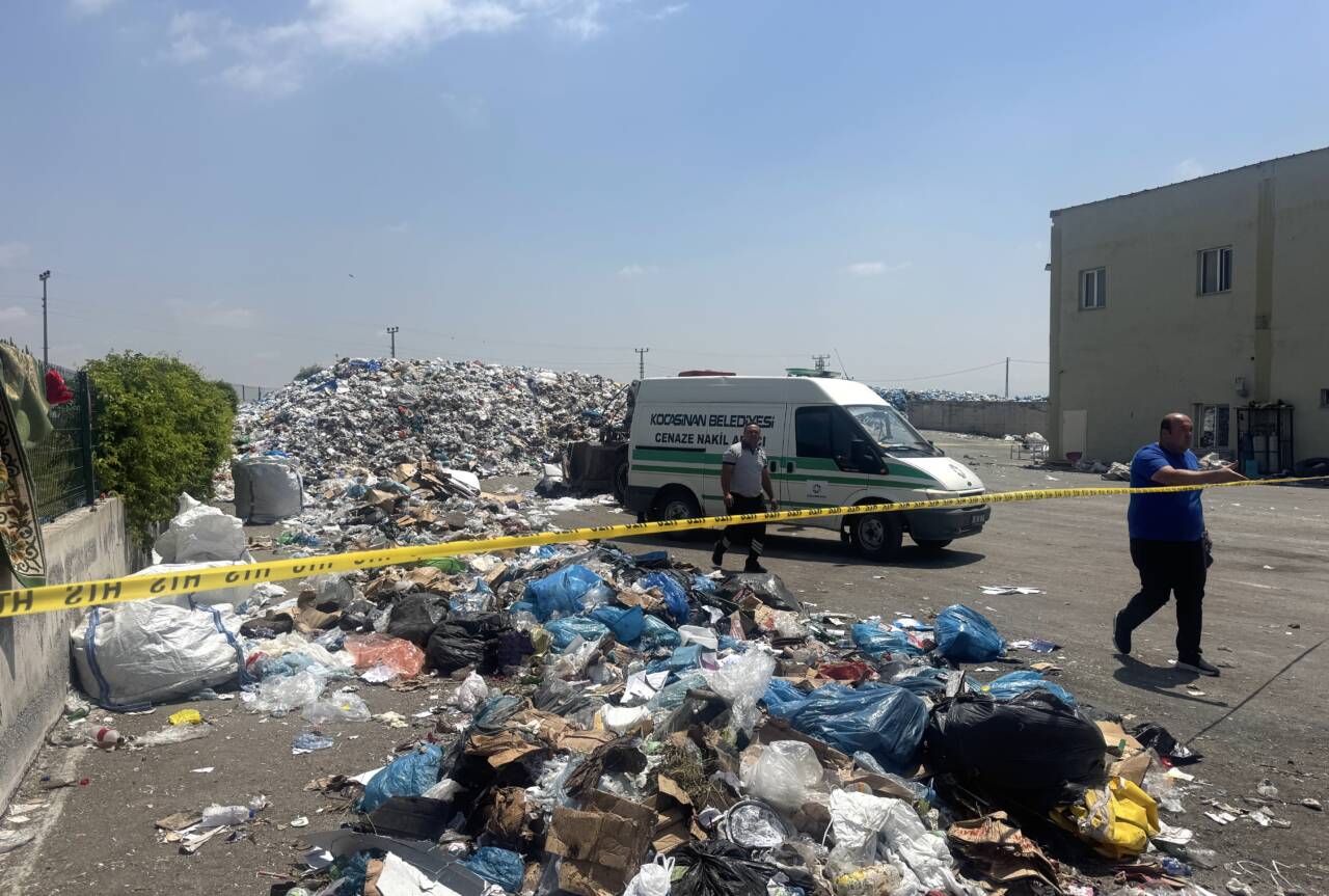 Kayseri'nin Kocasinan ilçesinde bir geri dönüşüm tesisinde kepçenin altında kalan