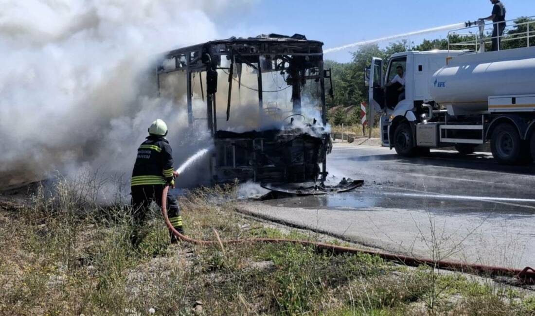 Eskişehir'in İnönü ilçesinde bir belediye otobüsü, seyir halindeyken çıkan yangın