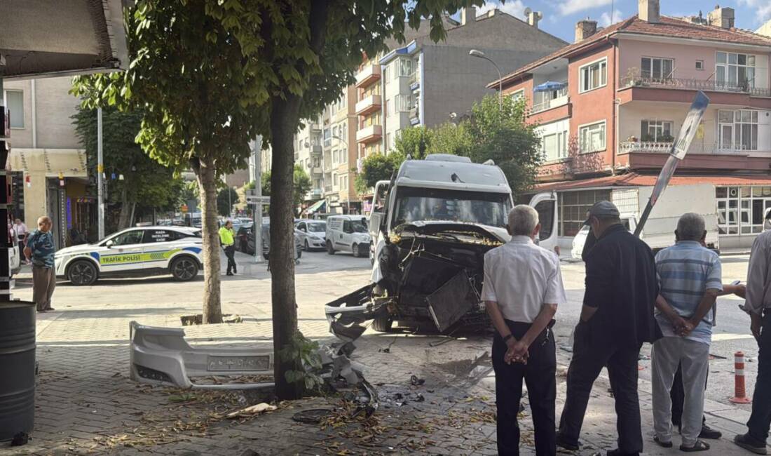 Eskişehir’in Tepebaşı ilçesinde işçi servisi ile hafif ticari aracın çarpışması