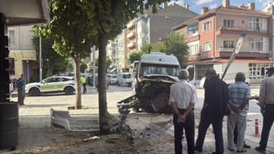 Eskişehir’in Tepebaşı ilçesinde işçi servisi ile hafif ticari aracın çarpışması