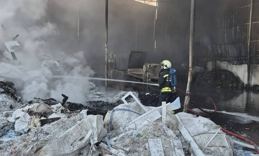 Eskişehir'de geri dönüşüm tesisinde çıkan yangın, itfaiye ekiplerinin müdahalesiyle söndürüldü.