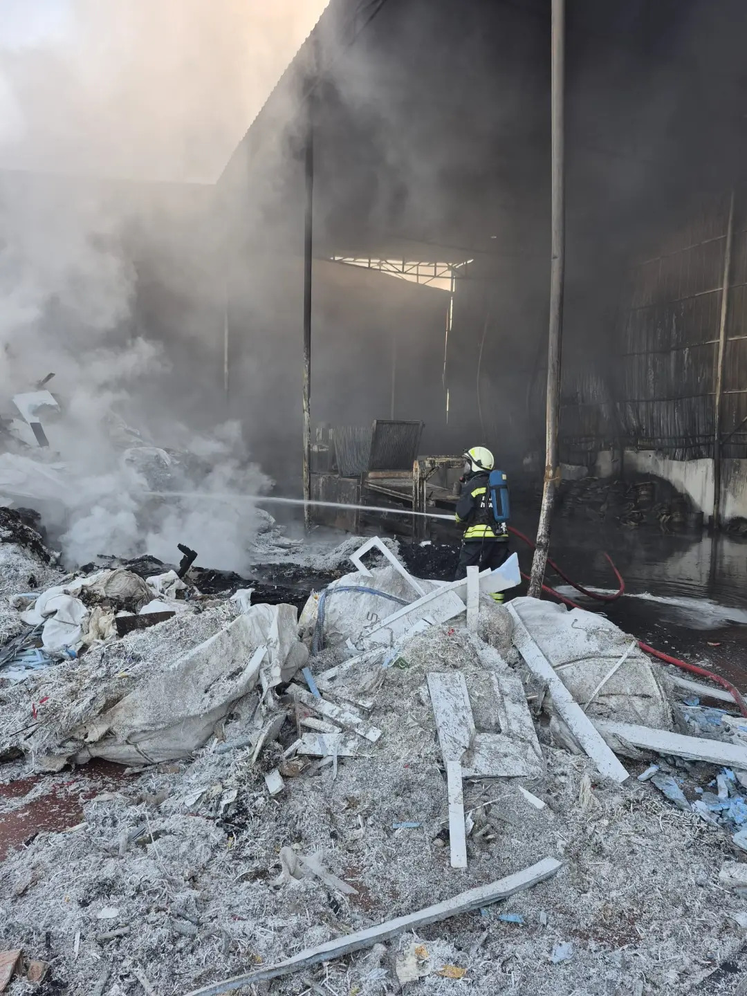 Eskişehir'de geri dönüşüm tesisinde çıkan yangın, itfaiye ekiplerinin müdahalesiyle söndürüldü.