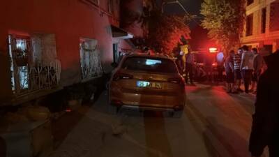 Eskişehir'in Tepebaşı ilçesinde dönüş yaptığı esnada kontrolden çıkan otomobil, park