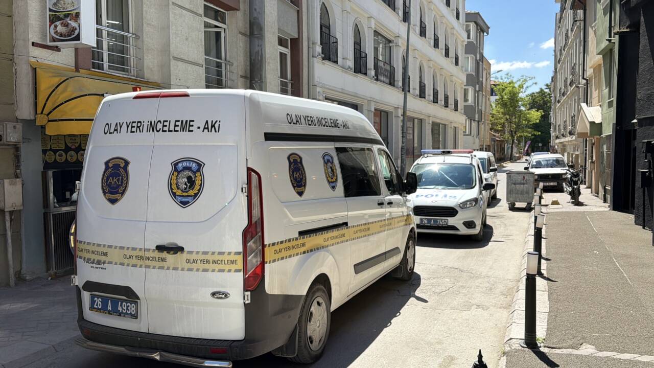 Eskişehir'in Tepebaşı ilçesinde bir kişi konakladığı apart odasında ölü bulundu.