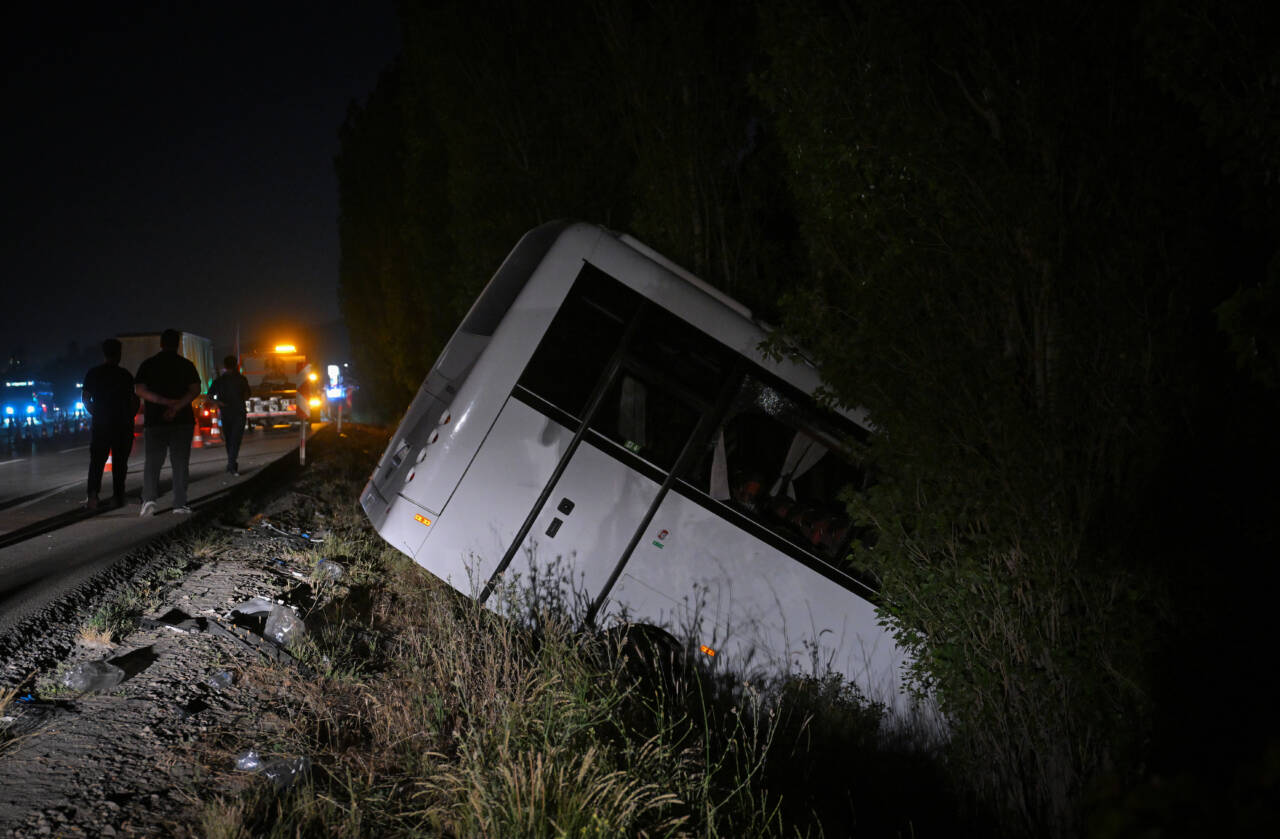 Ankara'nın Mamak ilçesinde servis minibüsü ile otomobilin çarpışması sonucu 8