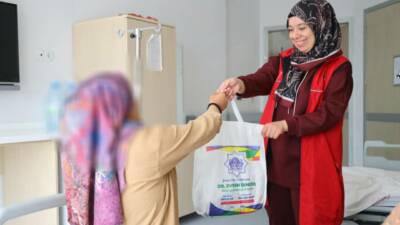 Aksaray Belediyesi, hasta vatandaşlar için hazırladığı bakım setlerini ulaştırarak hem