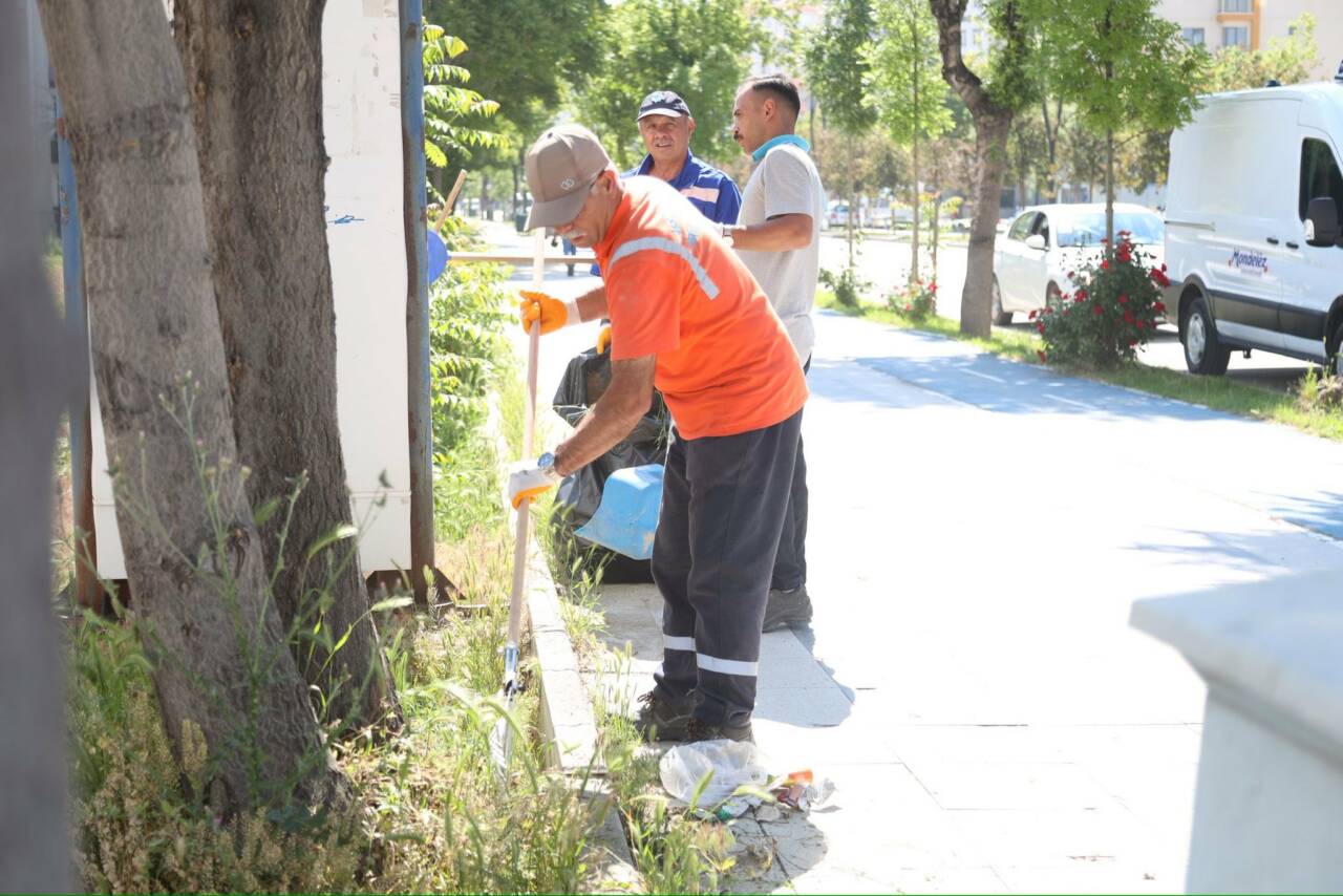 Aksaray Belediyesi ekipleri, Taşpazar Mahallesi’nde yürüttüğü temizlik çalışmalarıyla çevre bilincine