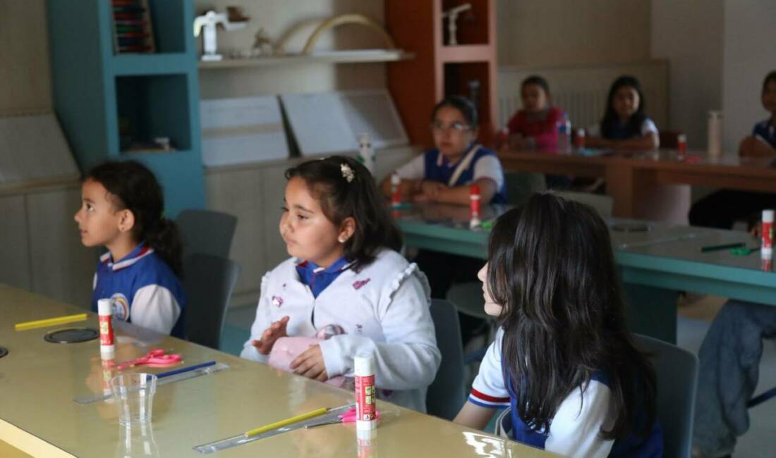 Aksaray Bilim Merkezi geleceğe ışık tutuyor Aksaray Bilim Merkezi’nde düzenlenen etkinlikler, çocukların bilimle buluşmasını sağlayarak geleceğin