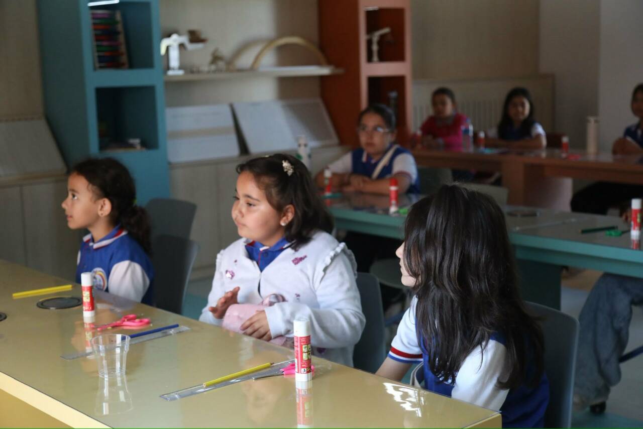 Aksaray Bilim Merkezi’nde düzenlenen etkinlikler, çocukların bilimle buluşmasını sağlayarak geleceğin