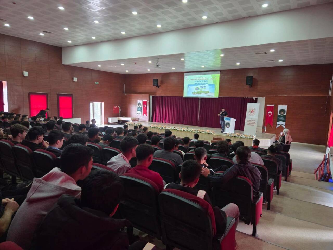 Aksaray’da “Dünya Bize Emanet” temasıyla kutlanan Çevre Haftası kapsamında öğrencilere