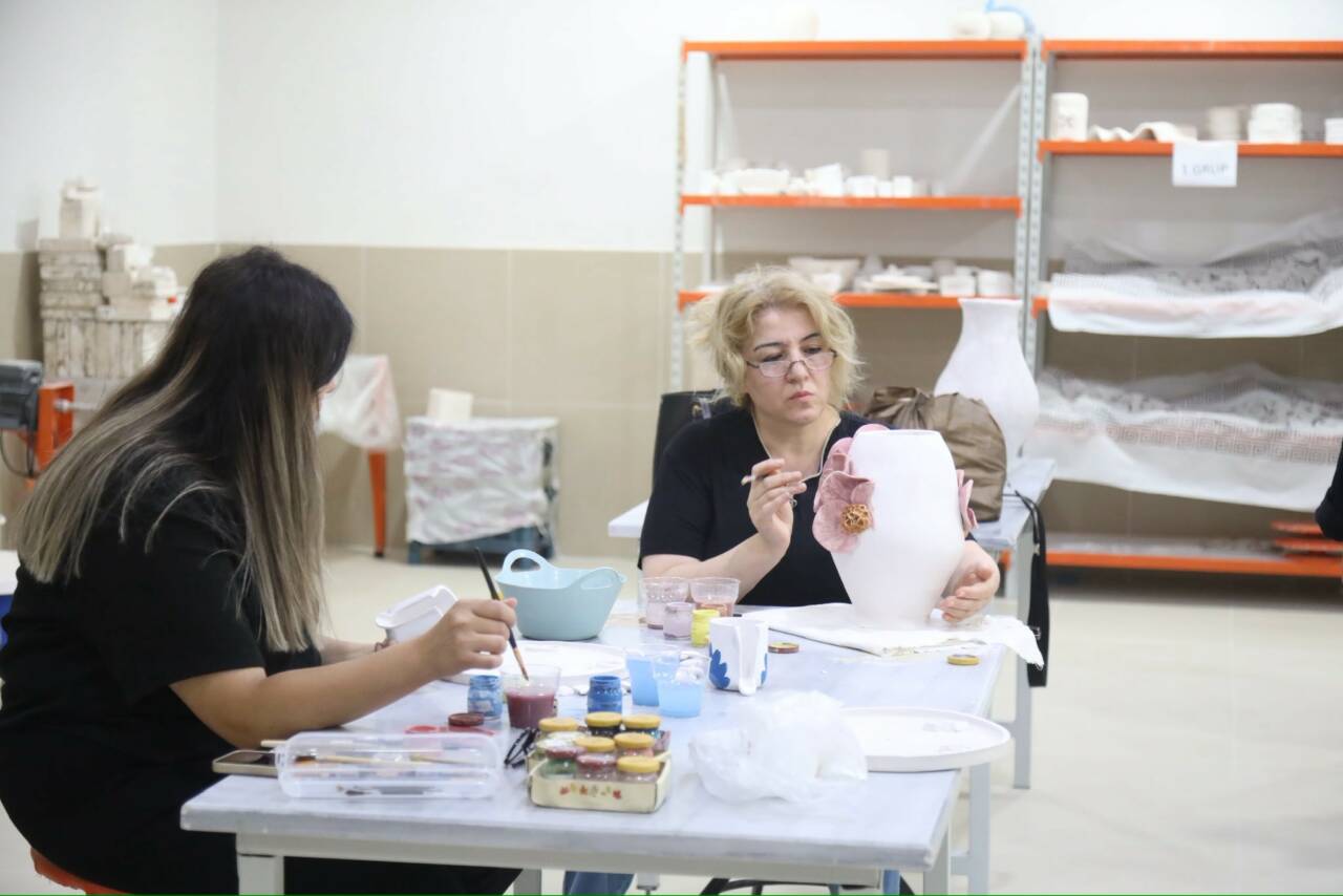 Aksaray Belediyesi bünyesindeki Selime Sultan Kadın Aktivite Merkezi’nde kurslar sürüyor.