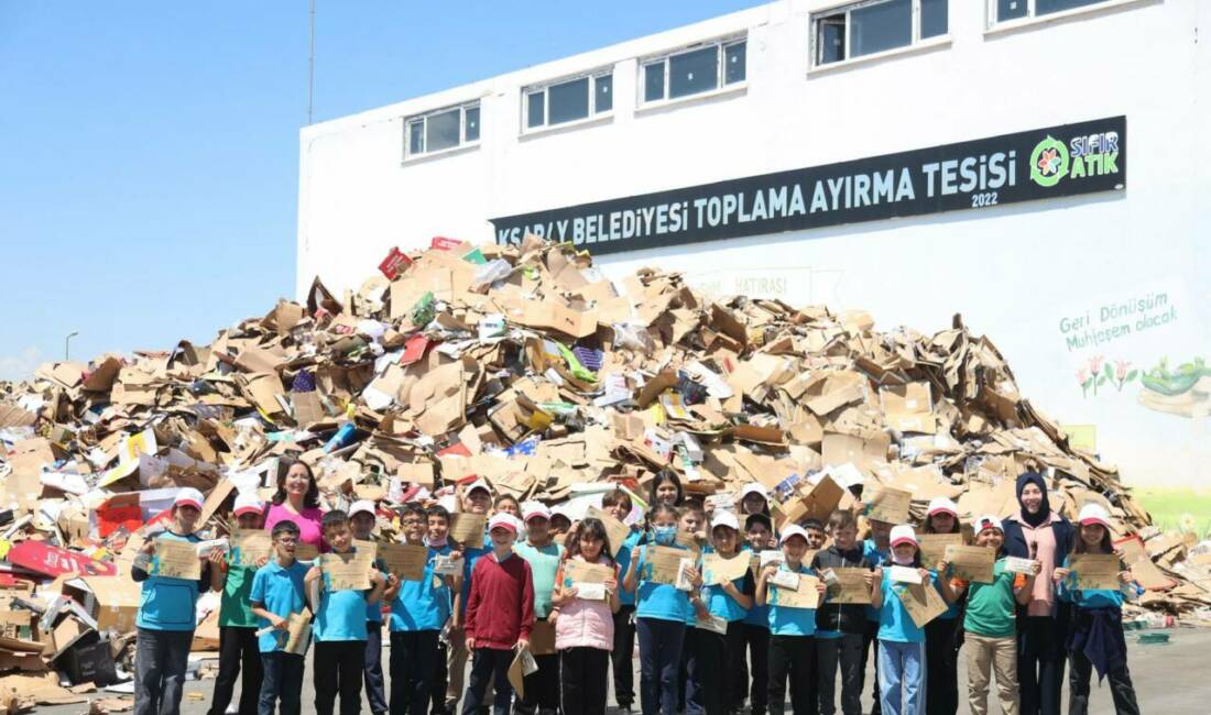 Aksaray’da miniklere sıfır atık eğitimi Aksaray Belediyesi, Emlak Kredi İlkokulu öğrencilerini geri dönüşüm tesisinde ağırlayarak