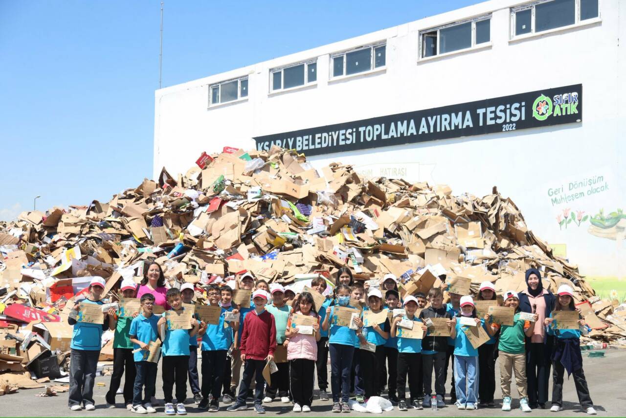 Aksaray Belediyesi, Emlak Kredi İlkokulu öğrencilerini geri dönüşüm tesisinde ağırlayarak