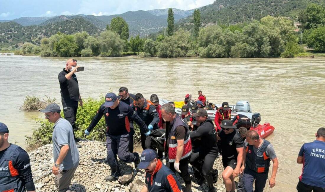 Tokat'ın Erbaa ilçesinde Kelkit Çayı'na düşerek kaybolan iki kişiden Oğuz
