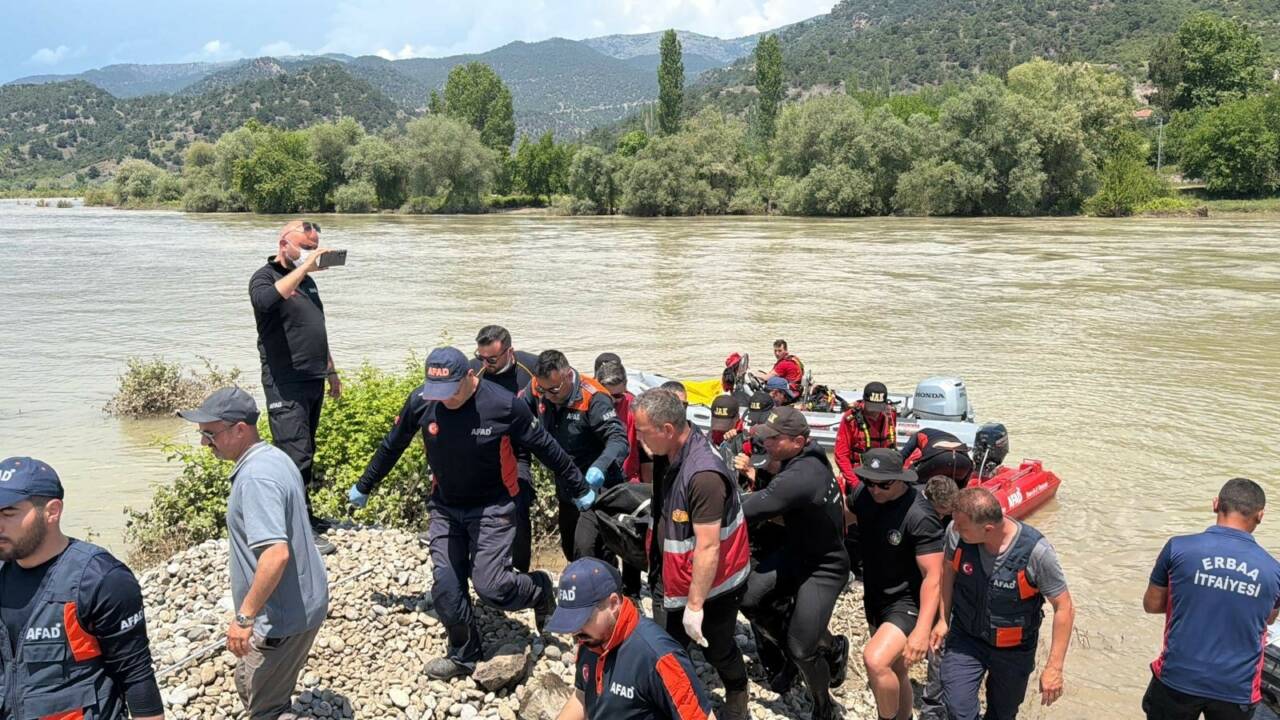 Tokat'ın Erbaa ilçesinde Kelkit Çayı'na düşerek kaybolan iki kişiden Oğuz