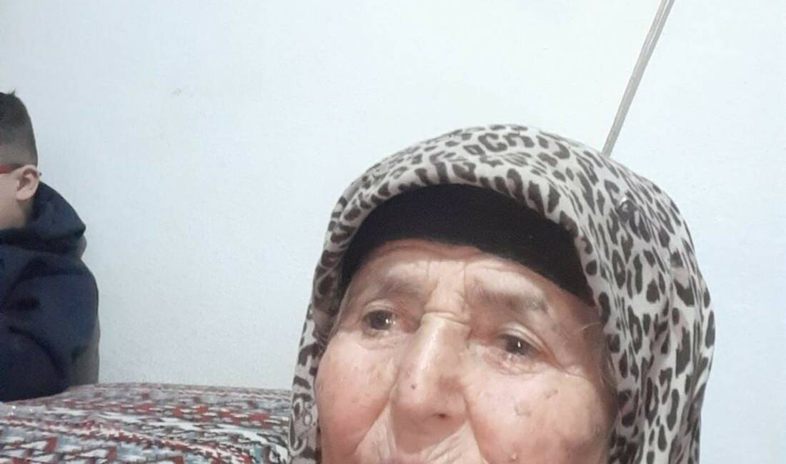 Bursa’da tarlada çalıştıktan sonra öğle yemeğini yiyip dinlenmek için yol