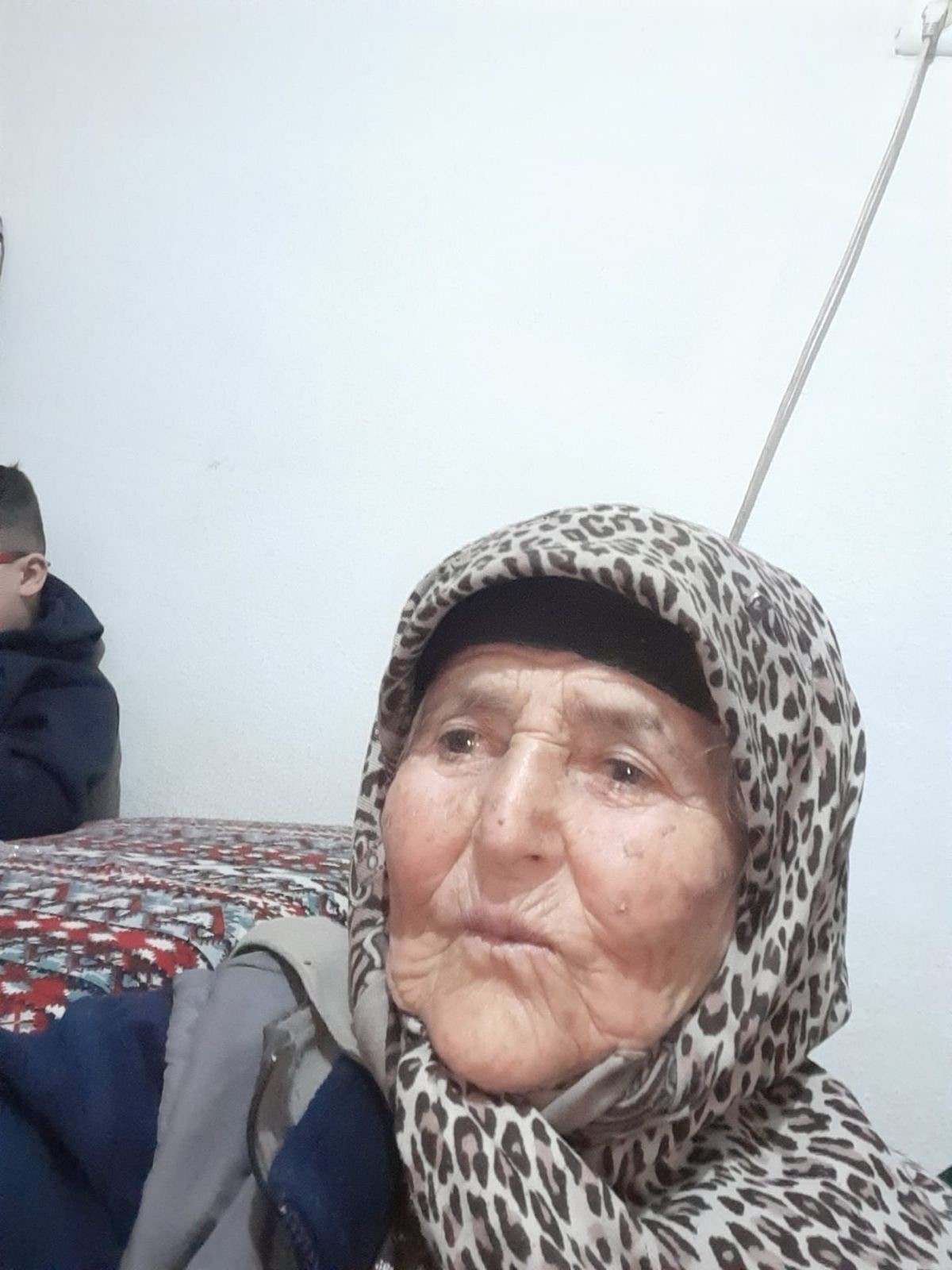 Bursa’da tarlada çalıştıktan sonra öğle yemeğini yiyip dinlenmek için yol
